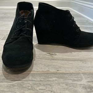 Clark’s Originals black suede lace up oxford booties, women’s 9 wedge heel